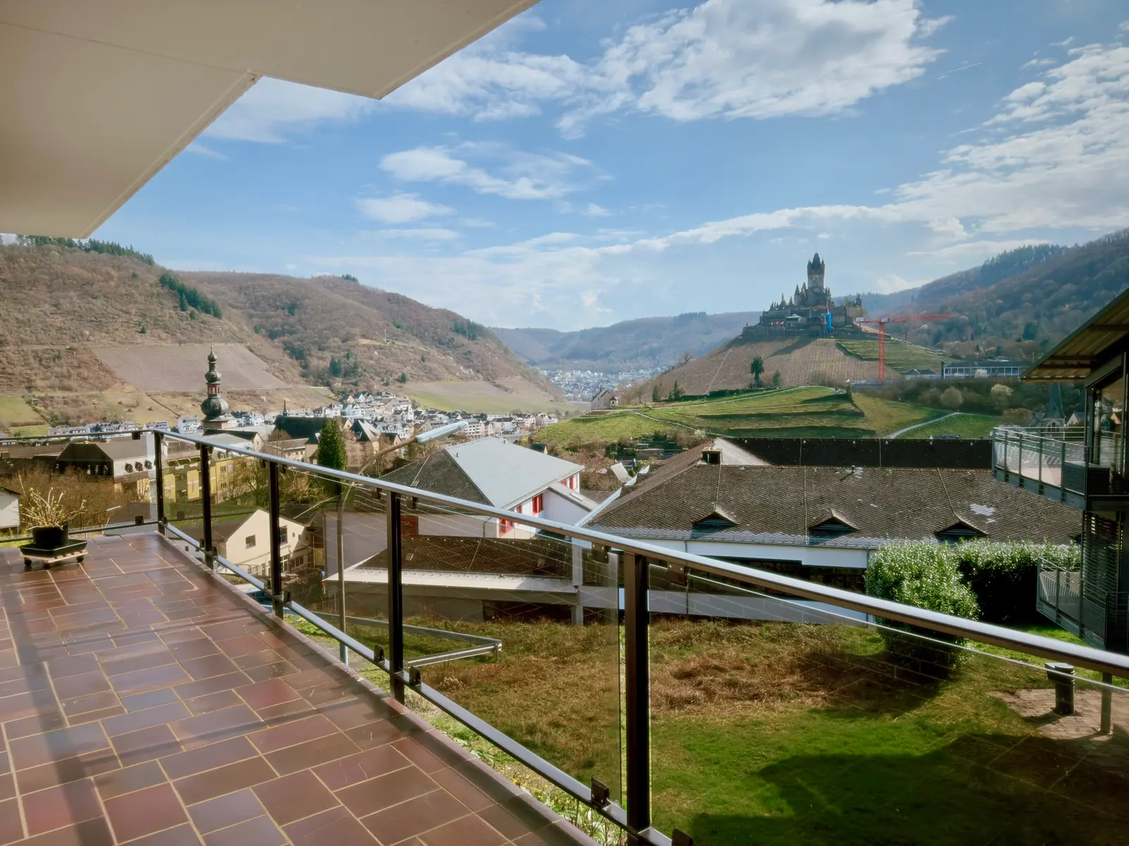 Sonniger Balkon der Ferienwohnung Maringer mit Blick auf Cochem und die Mosel