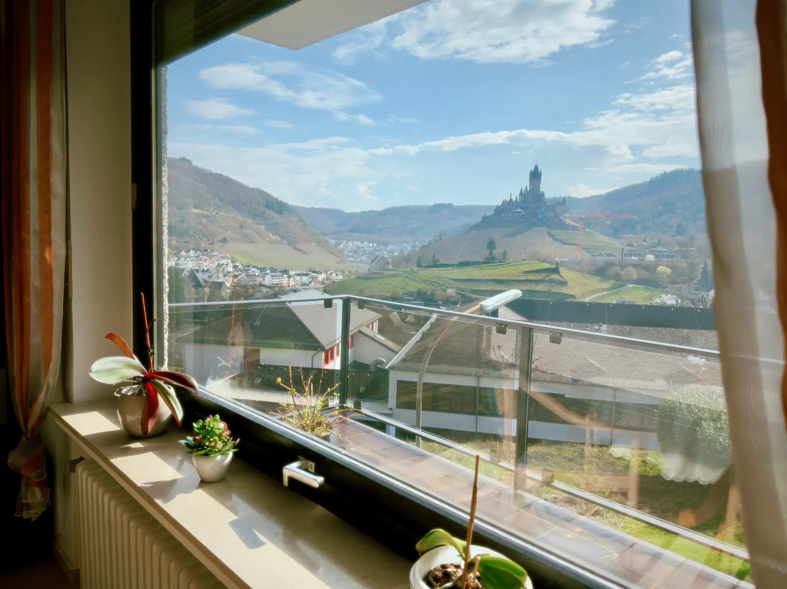 Panoramablick aus dem Fenster der Ferienwohnung auf die Reichsburg Cochem und das Moseltal