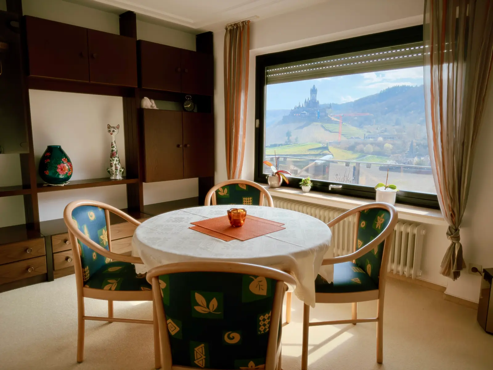 Heller Essbereich der Ferienwohnung Cochem mit Esstisch und Tageslicht
