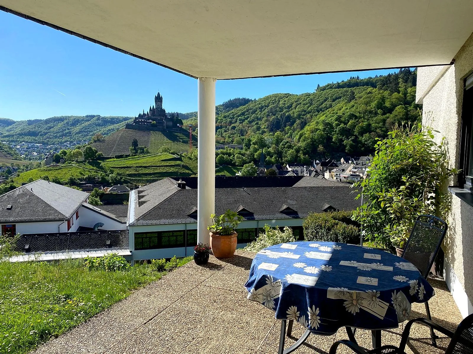 Überdachter Freisitz der Ferienwohnung Maringer mit Blick auf die Reichsburg Cochem und das Moseltal
