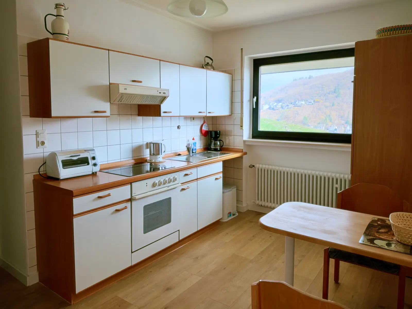 Moderne, voll ausgestattete Küche in der Ferienwohnung Maringer Cochem