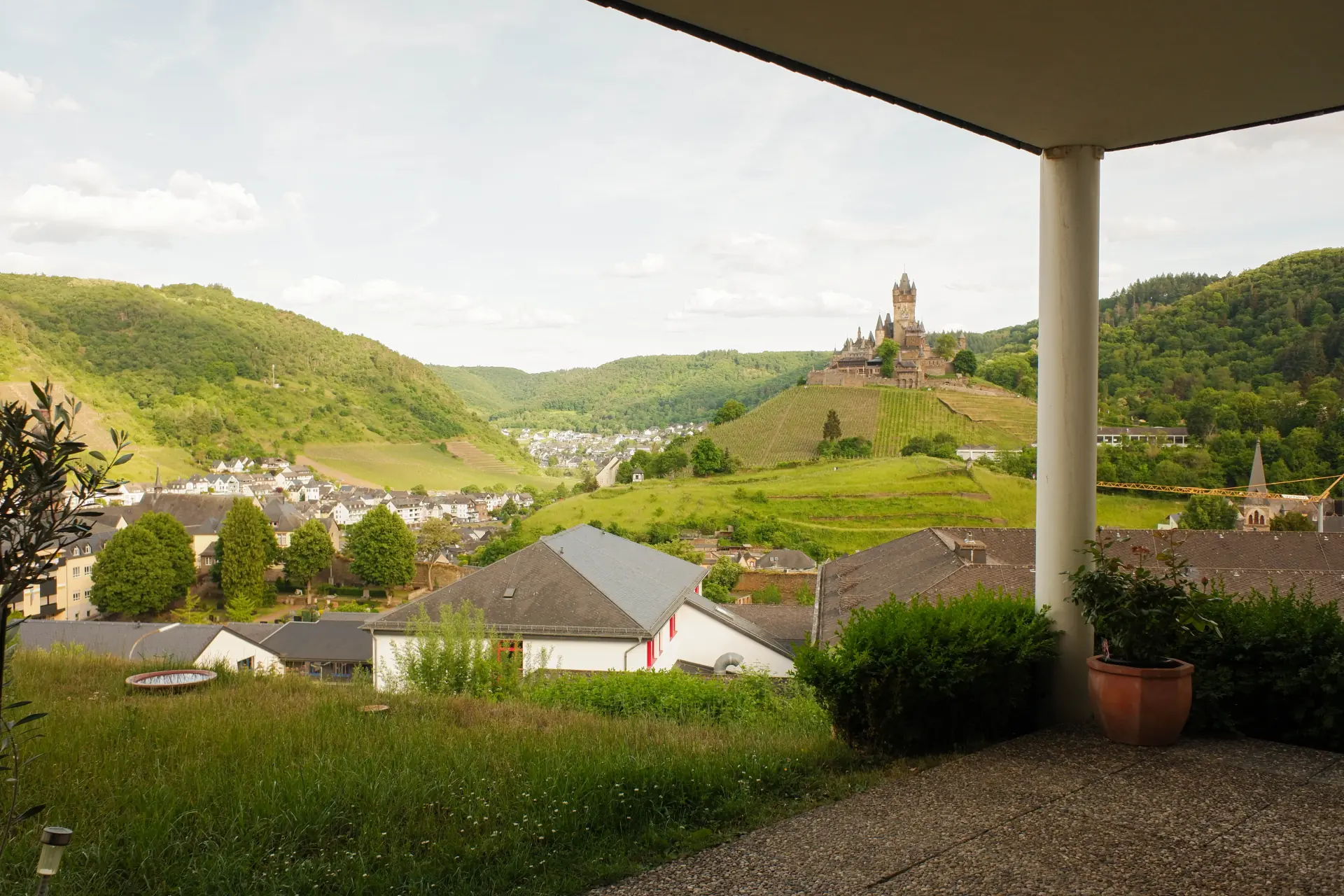 Panoramablick auf die Reichsburg Cochem und das Moseltal von der Ferienwohnung Maringer